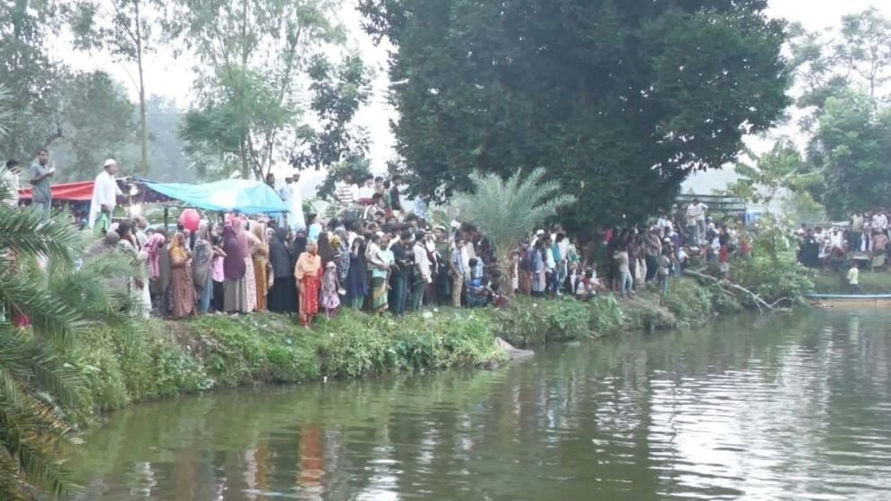 পুকুরে জলপরী দেখতে চলল পুজো-অর্চনা, জাল ফেলে মিলল ‘সিলভার কার্প’ মাছ